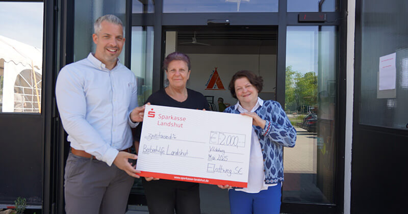 Nils Engelke (Flottweg), Renate Nettinger (Flottweg) und Astrid Kindsmüller (f.l.t.r) 2025-spenden%C3%BCbergabe-berberhilfe