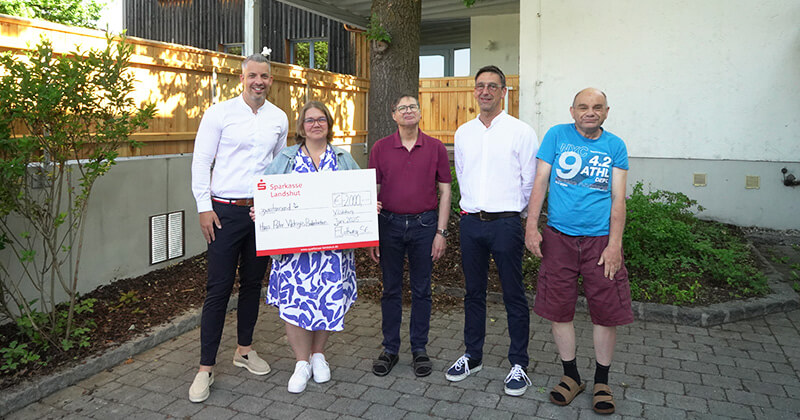 Nils Engelke (Flottweg), Astrid Grimm (Flottweg), Rudolf Oßner together with two residents of Haus Pater Viktrizius 2025-spenden%C3%BCbergabe-haus-pater-viktrizius