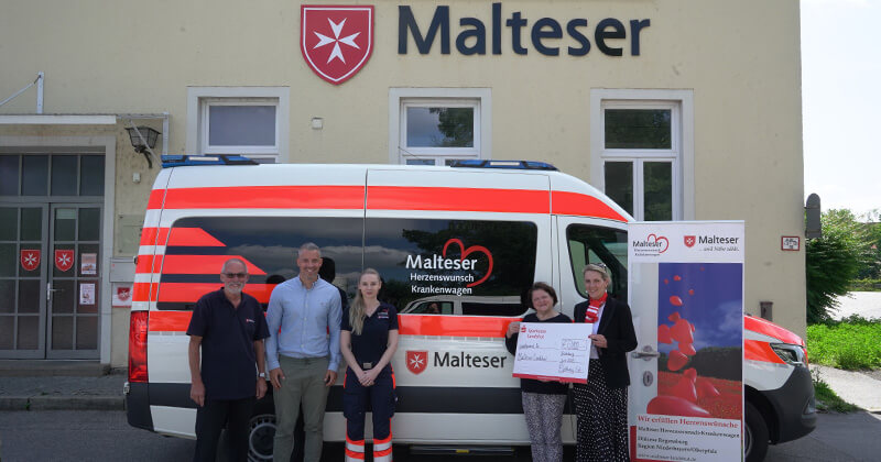 Hermann Lang (Malteser), Nils Engelke (Flottweg), Alexandra Beischl (Malteser), Renate Nettinger (Flottweg) und Patricia Steinberger (City representatives) 2025-spenden%C3%BCbergabe-malteser