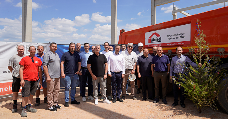 Das Projektteam beim Richtfest der neue Logistikhalle
