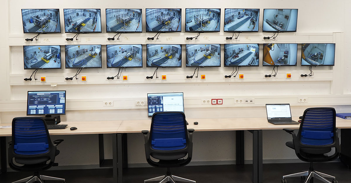O controle e o monitoramento da execução do teste ocorrem na sala de controle O controle e o monitoramento da execução do teste ocorrem na sala de controle