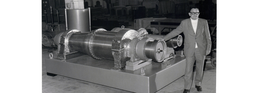 Flottweg construit des décanteurs centrifuges depuis les années cinquante Sur cette photo figure le fondateur Dr. Georg Bruckmayer avec un décanteur centrifuge des années soixante-dix.