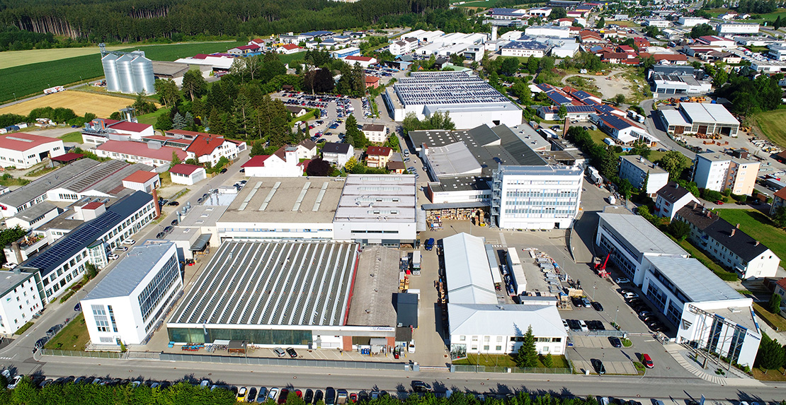 C'est ainsi que le site de production de Flottweg à Vilsbiburg s'est développé jusqu'en 2017. La photo indique l'évolution de notre siège social à Vilsbiburg jusqu'en 2017.